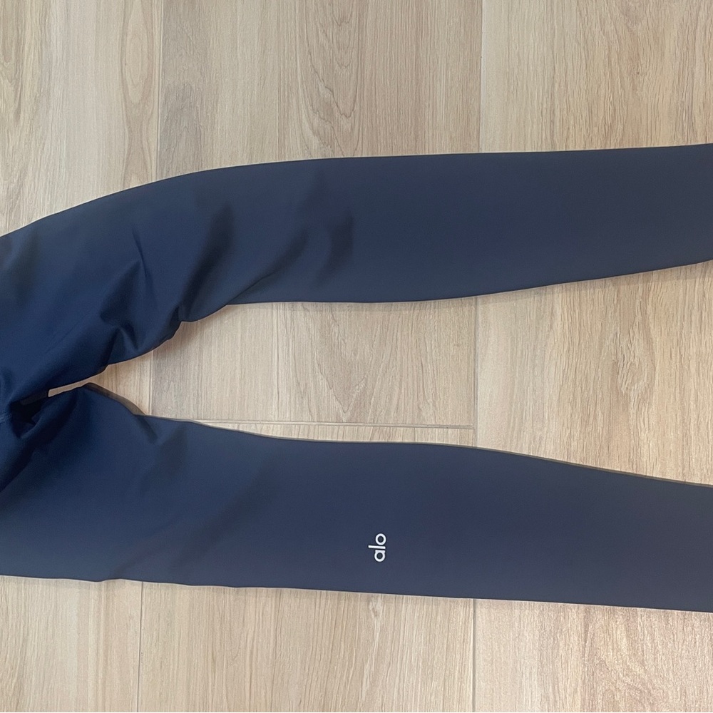 ALO Yoga Navy Leggings Sz XS, 27” inseam - Picture 3 of 4